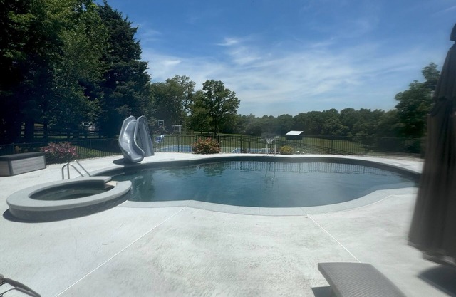 Charming farm stay with 4 bedrooms, minutes from Yew Dell Gardens/Louisville