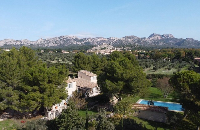 Charming farmhouse with large swimming pool and magnificent view of the Alpilles mountains