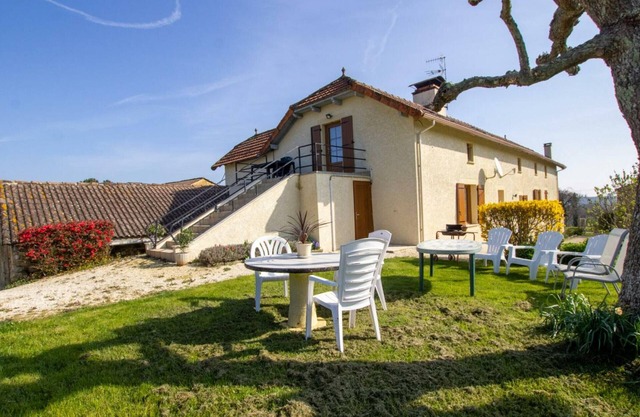 Charming Farmhouse with Terrace, Fishing Ponds, and Outdoor Activities near Dordogne