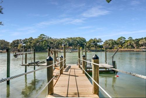 Charming Fishing Cabin Has It All, Full Dock and Summer Kitchen, Access to SUPs, Bikes, Beach Gear