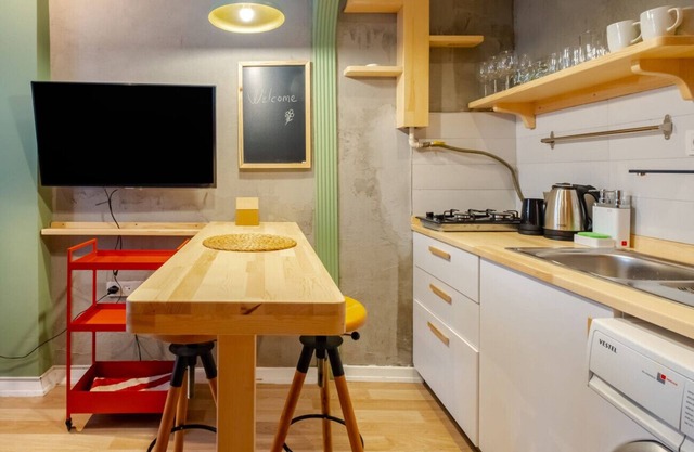 Charming Flat Close to Transit Hub in Central