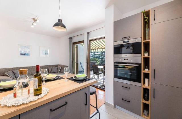 Charming flat just 150 metres from the beach with sea views, barbecue, WiFi
