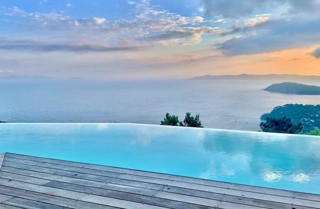 CHARMING VILLA IN RAYOL HEAVENLY VIEW OF THE 3 ILES, ABSOLUTE CALMU.