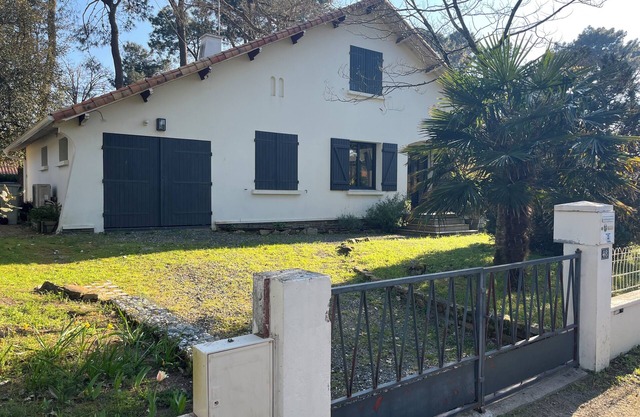 Charming house with private garden and very close to the beach!