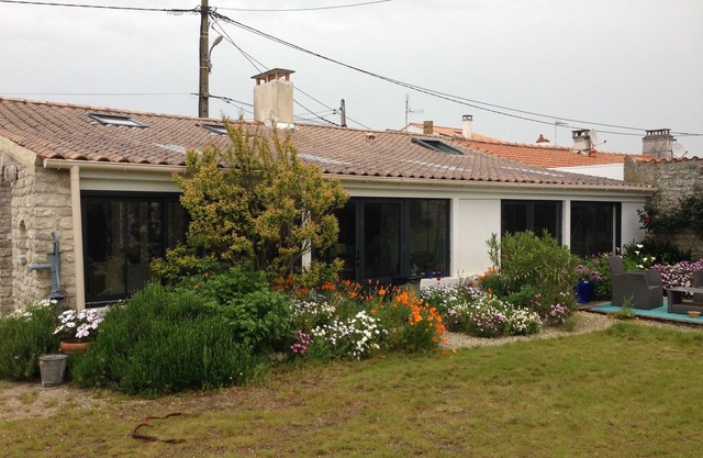 Charming house with south-facing garden not overlooked, beach by cycle path.