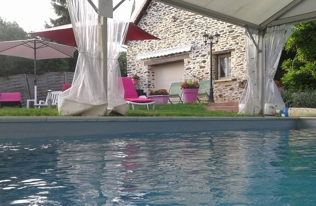 Charming gîte 30° indoor pool Jacuzzi Sauna. Electric charging station