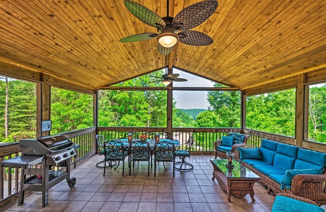 Charming Getaway w/Lake Cumberland Views!