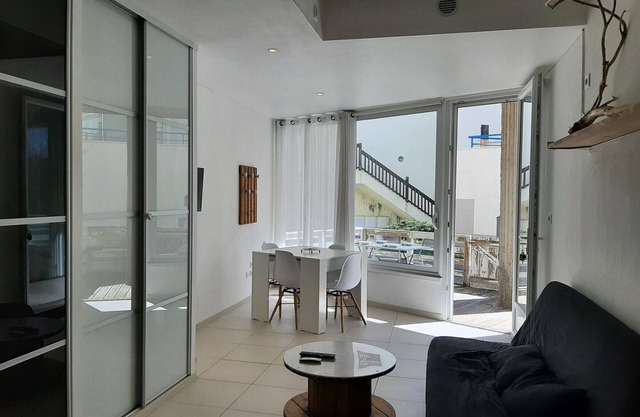 Charming Ground Floor Apartment with Pool near Capbreton Port, Sleeps 4