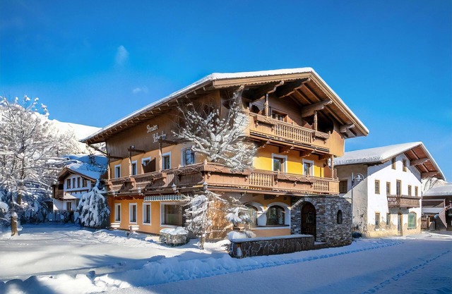 Charming Guesthouse, Central, 270m to Ski Bus