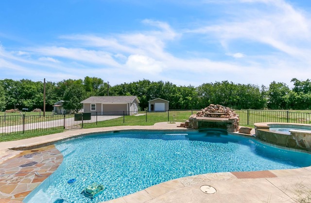 Charming Guest House w/Pool Near Historic Downtown McKinney & Scenic Trails