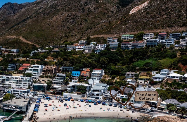 Charming Heritage Cottage, sleeps 2 - Opposite Bikini Beach