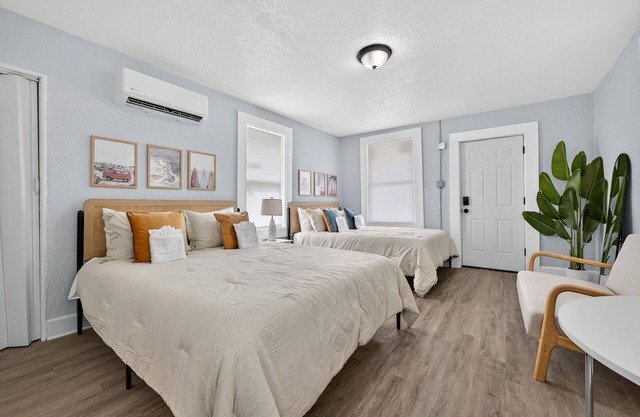 Charming Hideaway Cottage Pensacola