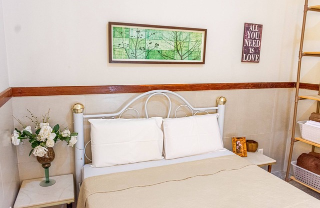 Charming Hillside Getaway: Hill House with Pool and Fireplace - 10 min to Beach