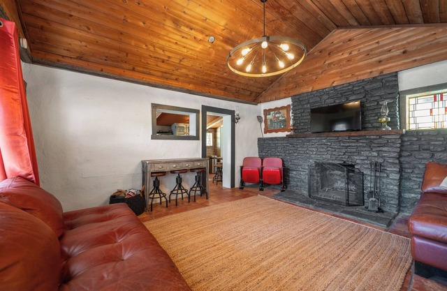 Charming Historic 2-bedroom house in Downtown Wimberley