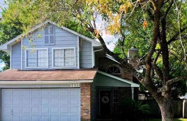 Charming Home Near IAH, Minutes from Malls!