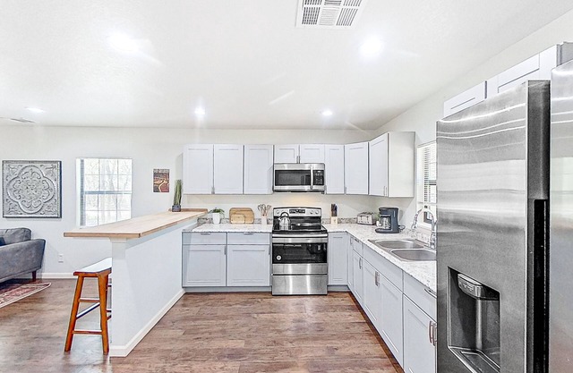 Charming home with grill, full kitchen, central AC, & W/D