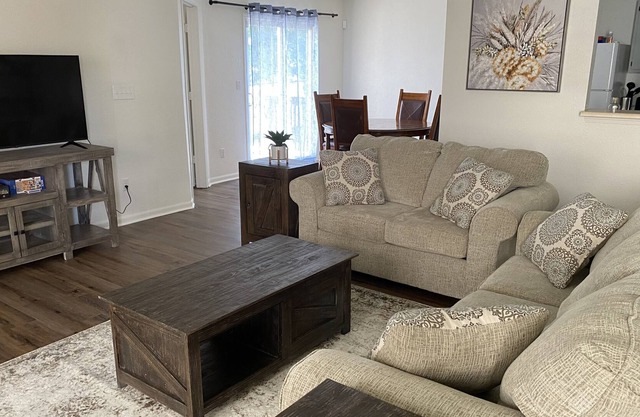 Charming Home With King Bed Suite In Friendly Neighborhood