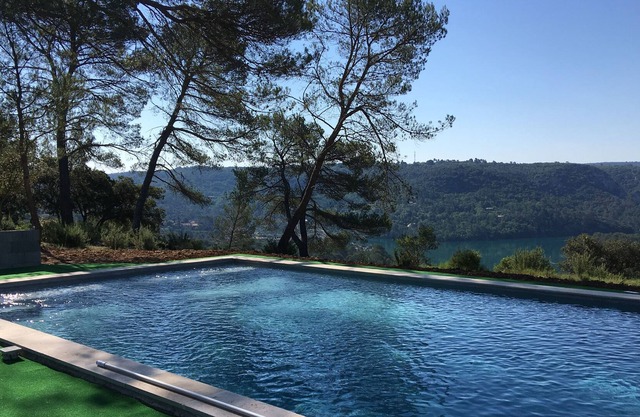 CHARMING HOUSE WITH EXCEPTIONAL VIEW ON LAKE D'ESPARRON