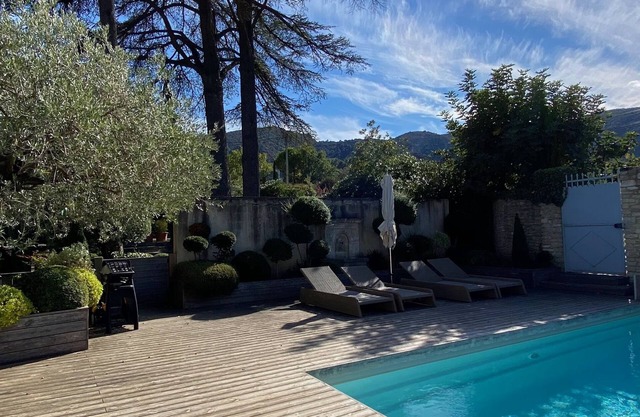 Charming house on the heights of Oppède, for a peaceful vacation.