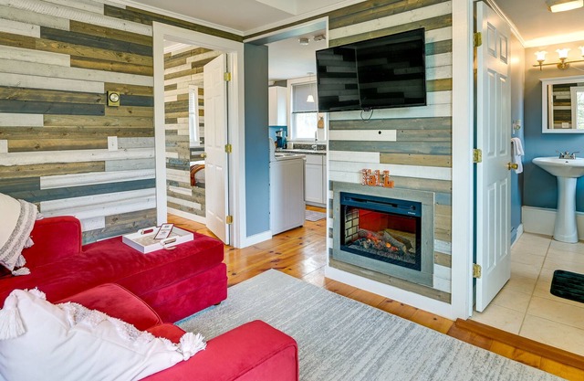 Charming Jefferson Cottage w/ Fire Pit!