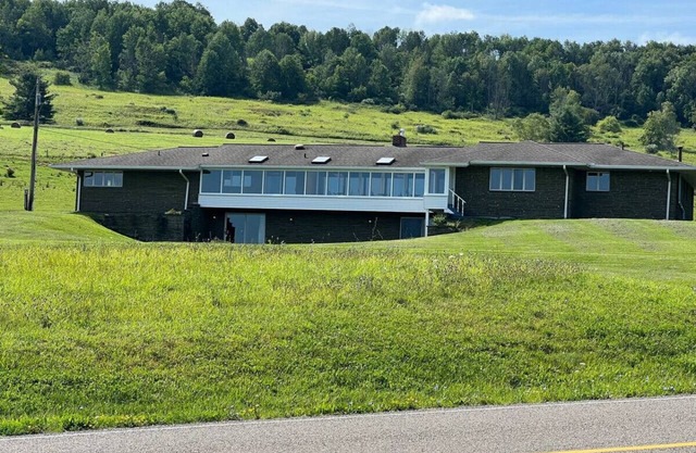 Charming King Suite w/Shared Game Room + Firepit