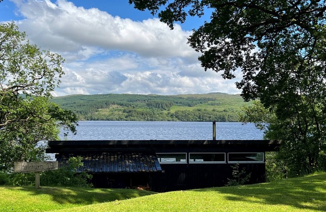 Charming loch side log cabin with hot tub & stunning views across loch