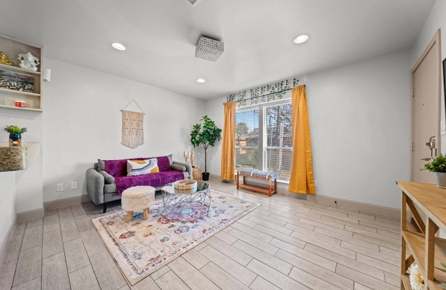 Charming Montrose Condo-Close to everything!