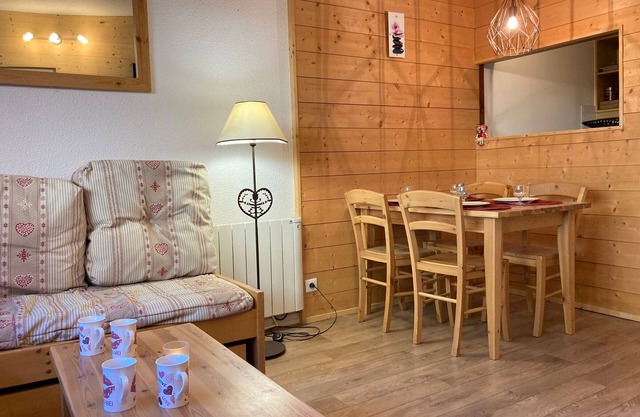 Charming Mountain-Style 2-Room Apartment, Ski-in/Ski-out, Near Center