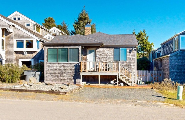 Charming, oceanfront cottage with WiFi & easy beach access