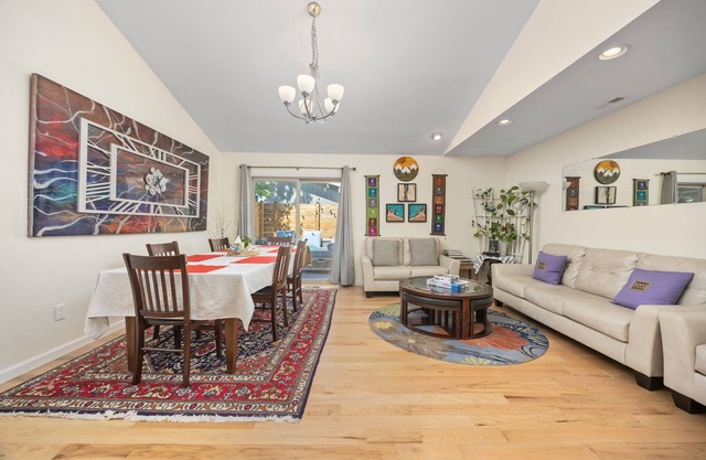 Charming, peaceful and spacious 2-bedroom townhome in beautiful Boulder, AC