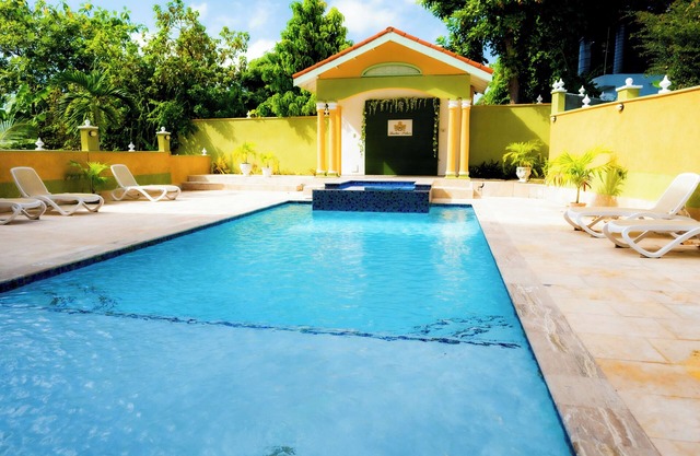 Charming Peach Retreat: Cozy Twin Beds with Poolside Views in Montego Bay