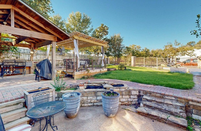 Charming pet-friendly home on cul-de-sac with W/D, WiFi, and outdoor pizza oven