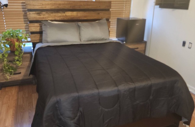 Charming Private 1-Bedroom in Main House with WiFi and AC in serene Dallas, Tx