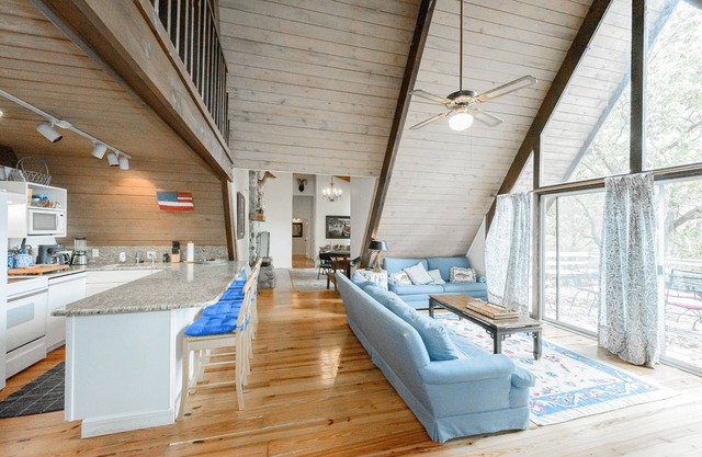 Charming, Private and Fully Furnished Lake Home on Grand Lake