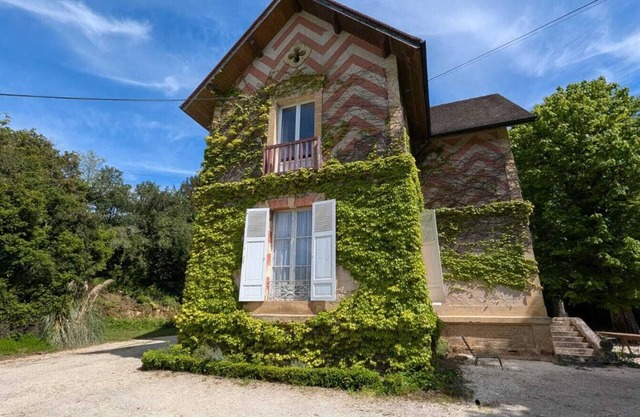 Charming property in Périgord Noir, private swimming pool and tennis court.