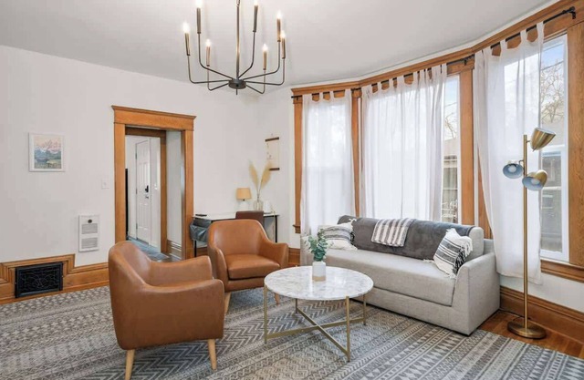 Charming Restored Villa Near Kendall Yards