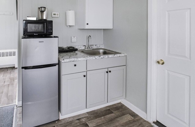 Charming Room w/Private Bath & Wi-fi in Brownstown!