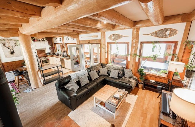 Charming Rustic Chalet on Lac Marie Louise