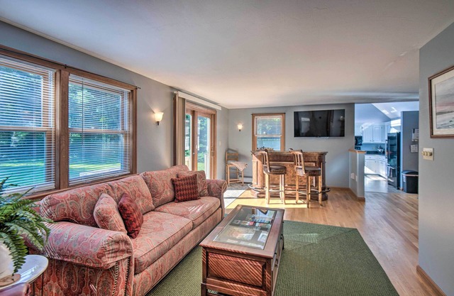 Charming Saco Home w/Deck, 5 Mi to Beach!