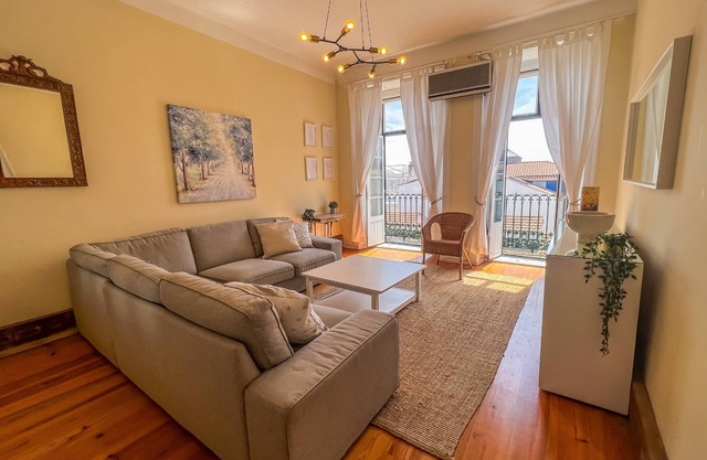 Charming Santos 6 Bedroom Apartment III