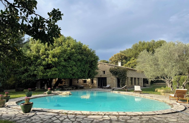 Charming sheepfold between Aix and Lubéron, 4 bedrooms, sleeps 11, swimming pool