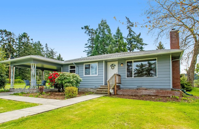 Charming, single-level cottage with a wood fireplace, WiFi, kitchen, & patio