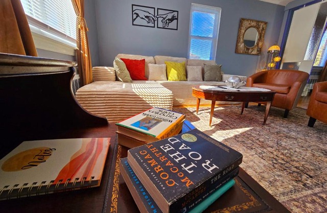 Charming Stay - Perfect for Groups, FREE Parking, 3 Beds