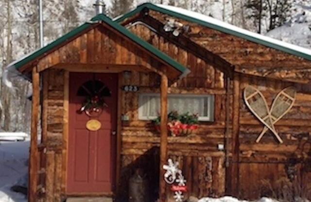 Charming storybook 1940's Cabin Located In The Heart Of Grand Lake Village