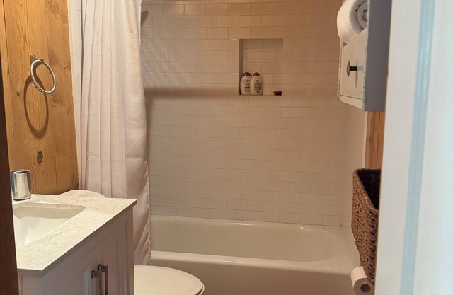 Charming studio cabin with full kitchen in serene downtown Ojai