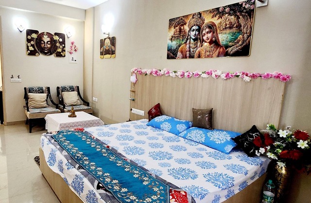 Charming studio in enchanting Vrindavan with AC, kitchenette,TV & pretty Balcony