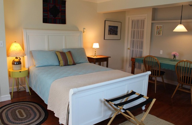 Charming Studio, Private Bath, Kitchenette, Deck, Walk to Beach
