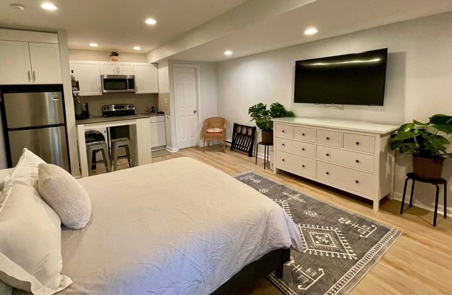 Charming studio with WiFi and AC in vibrant Pittsburgh