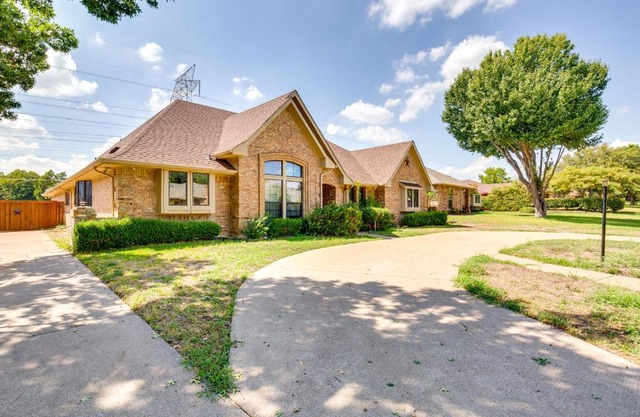 Charming Texas Escape, Near Cedar Hill State Park!
