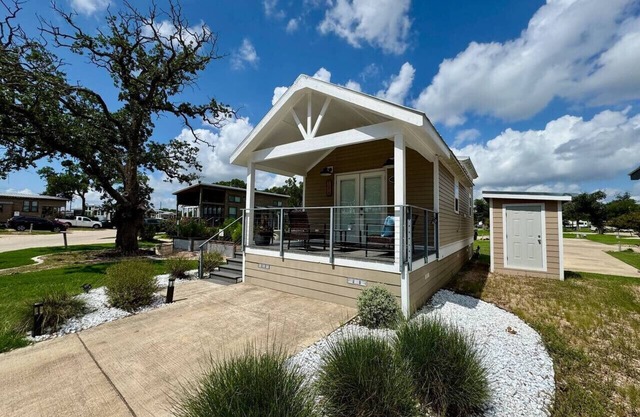 Charming Tiny Home Getaway | Pool & Hot Tub